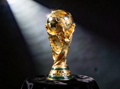 世界杯冠军奖杯大力神杯在聚光灯下的璀璨特写